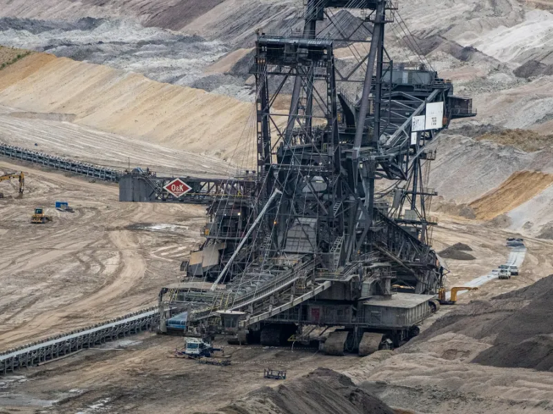 Orman alanına komşu maden ocağında kazı makinesi